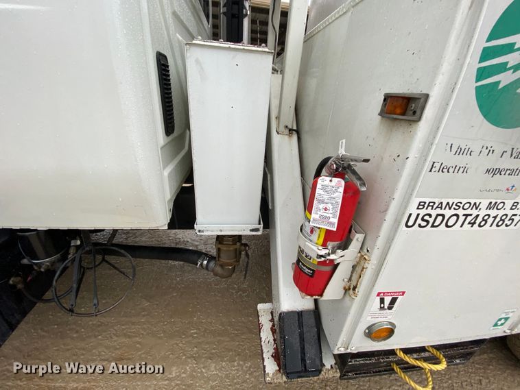 image for item HA9669 2005 International 7500  bucket truck