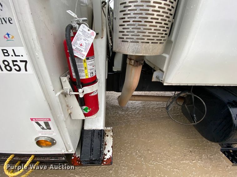 image for item HA9669 2005 International 7500  bucket truck