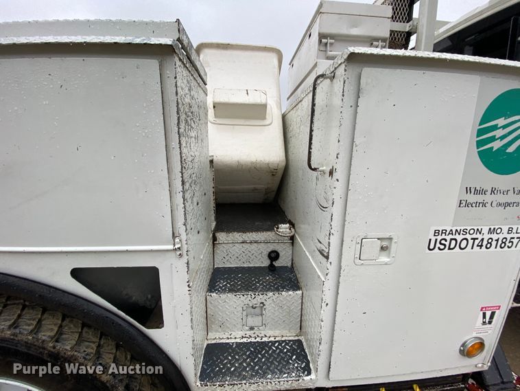 image for item HA9669 2005 International 7500  bucket truck