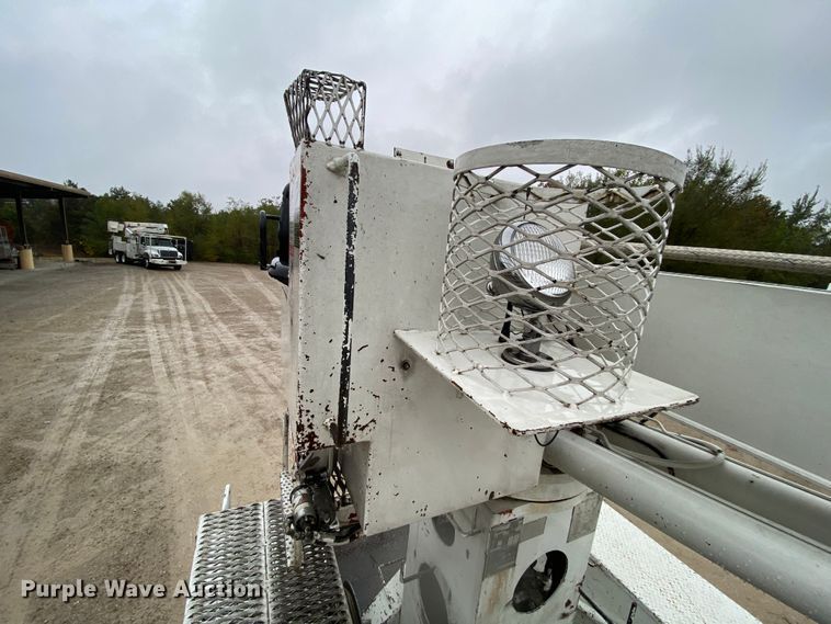 image for item HA9669 2005 International 7500  bucket truck