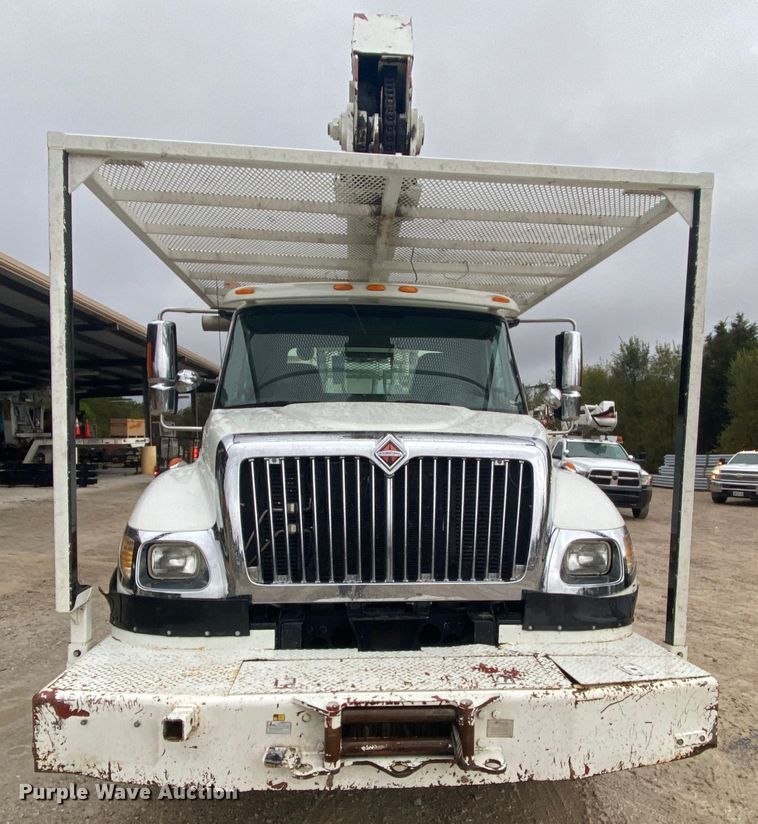 image for item HA9670 2005 International 7500  bucket truck