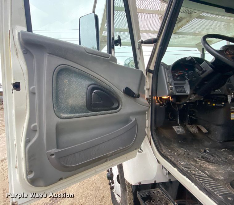 image for item HA9670 2005 International 7500  bucket truck