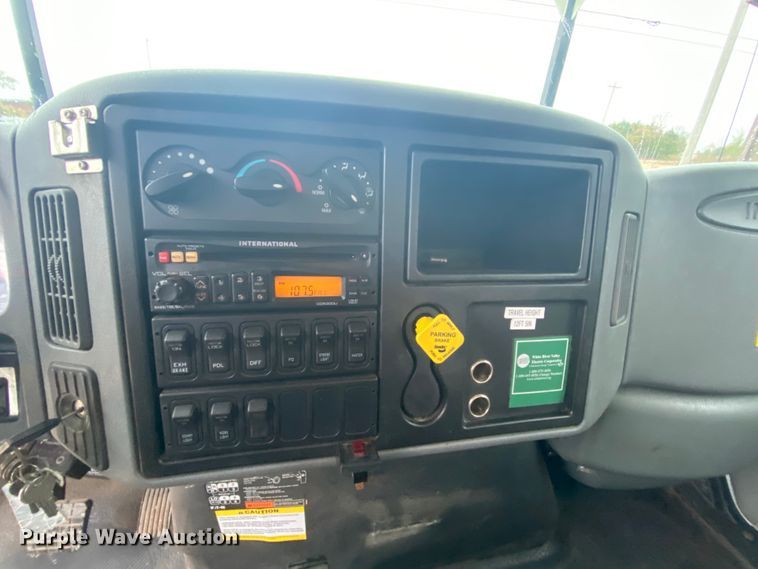 image for item HA9670 2005 International 7500  bucket truck