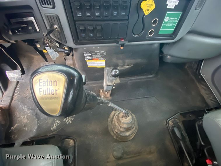 image for item HA9670 2005 International 7500  bucket truck