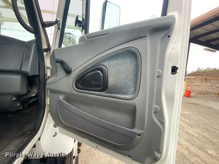 image for item HA9670 2005 International 7500  bucket truck