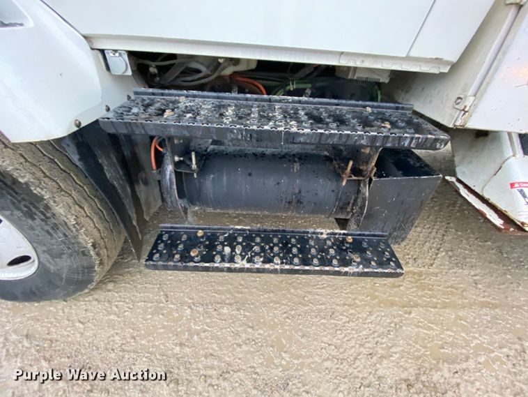 image for item HA9670 2005 International 7500  bucket truck