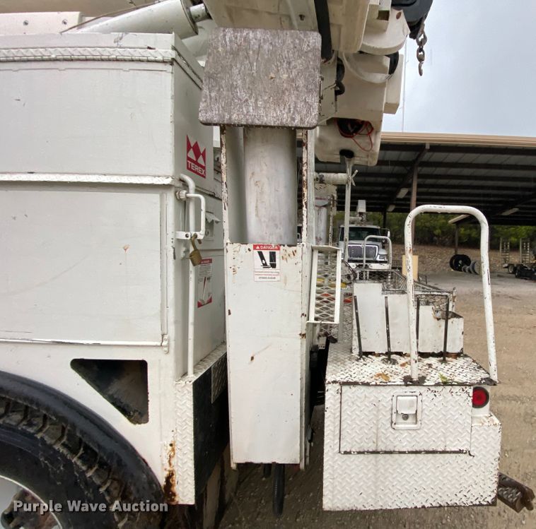 image for item HA9670 2005 International 7500  bucket truck