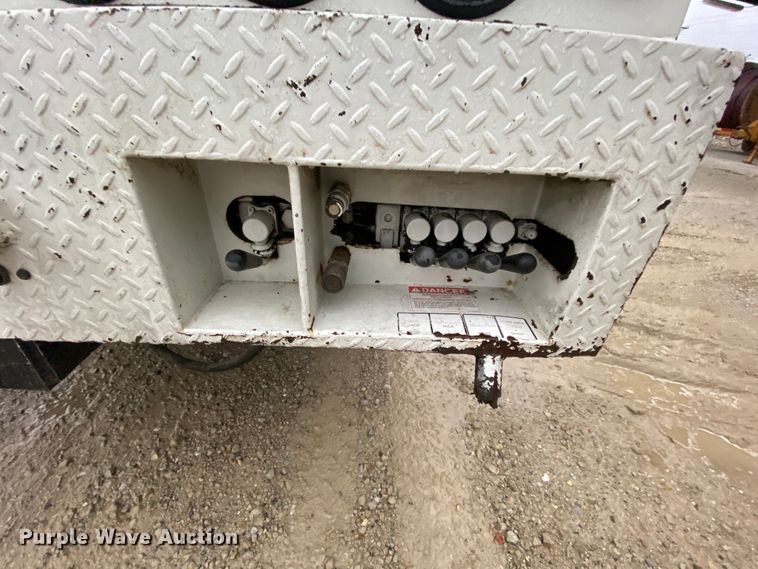 image for item HA9670 2005 International 7500  bucket truck