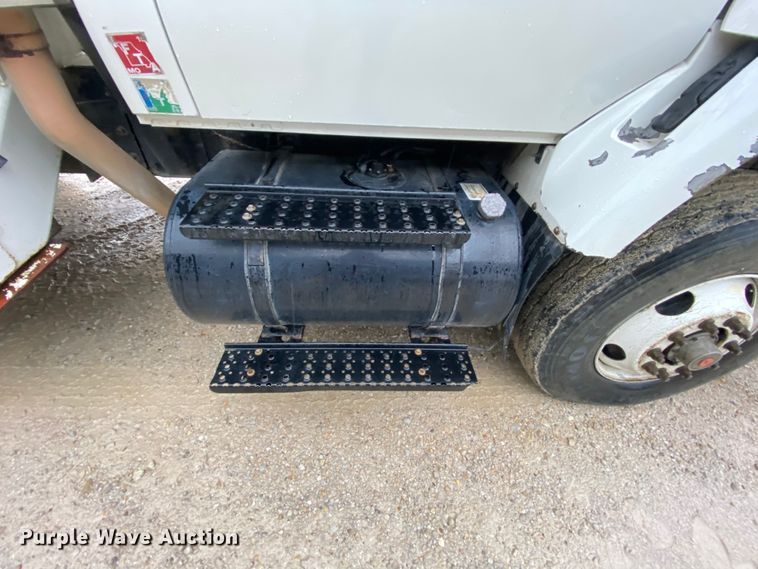 image for item HA9670 2005 International 7500  bucket truck