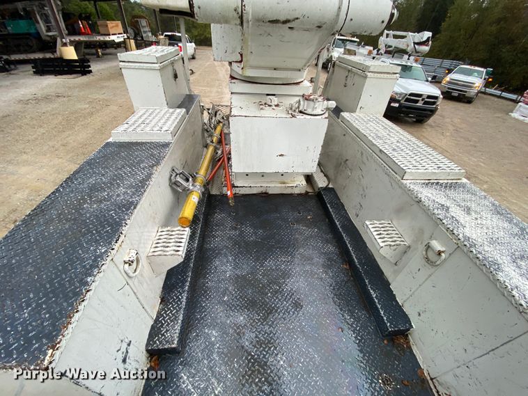 image for item HA9670 2005 International 7500  bucket truck