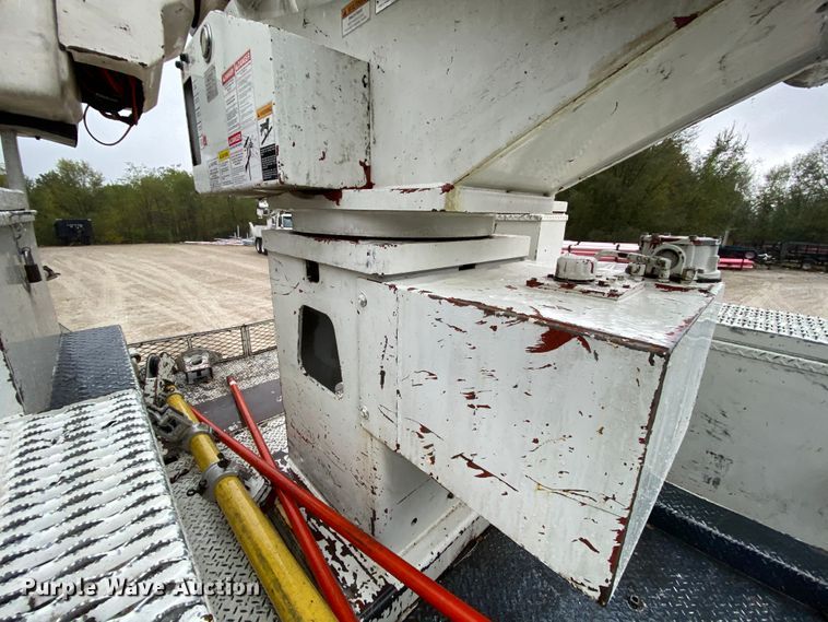 image for item HA9670 2005 International 7500  bucket truck