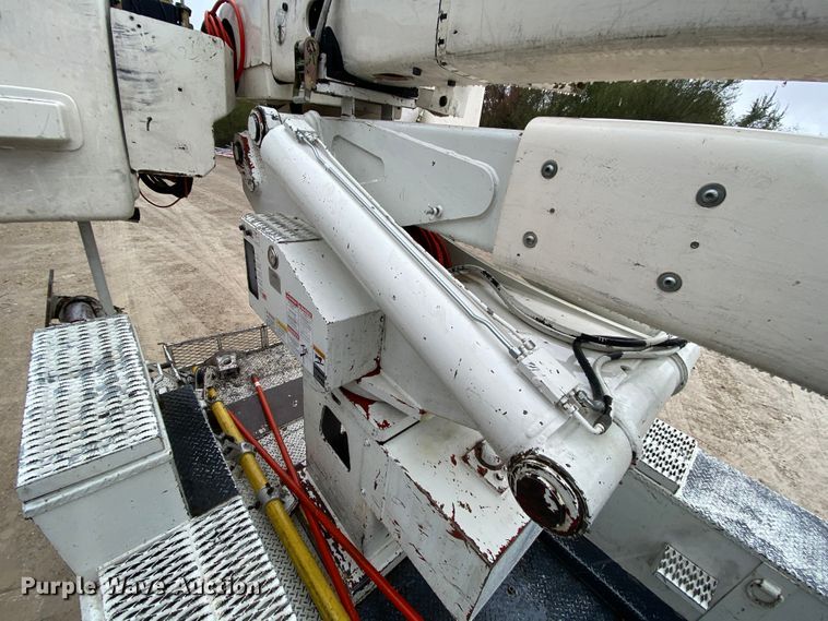 image for item HA9670 2005 International 7500  bucket truck