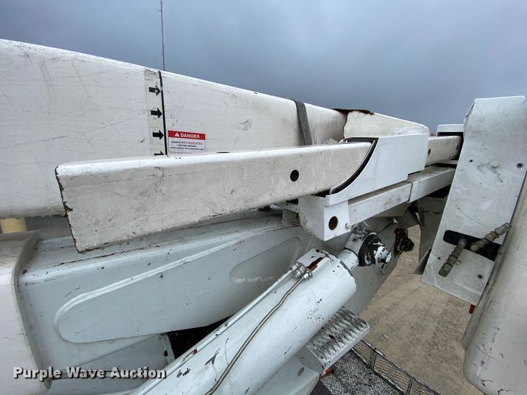 image for item HA9670 2005 International 7500  bucket truck