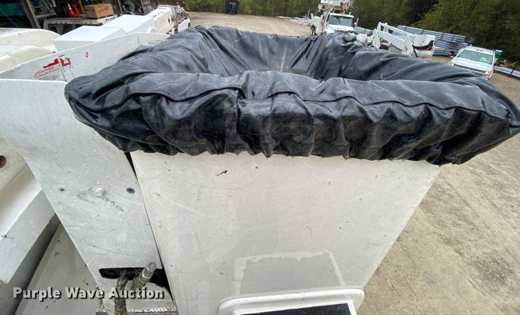 image for item HA9670 2005 International 7500  bucket truck