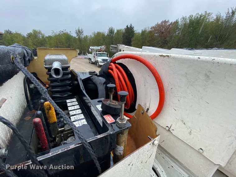 image for item HA9670 2005 International 7500  bucket truck