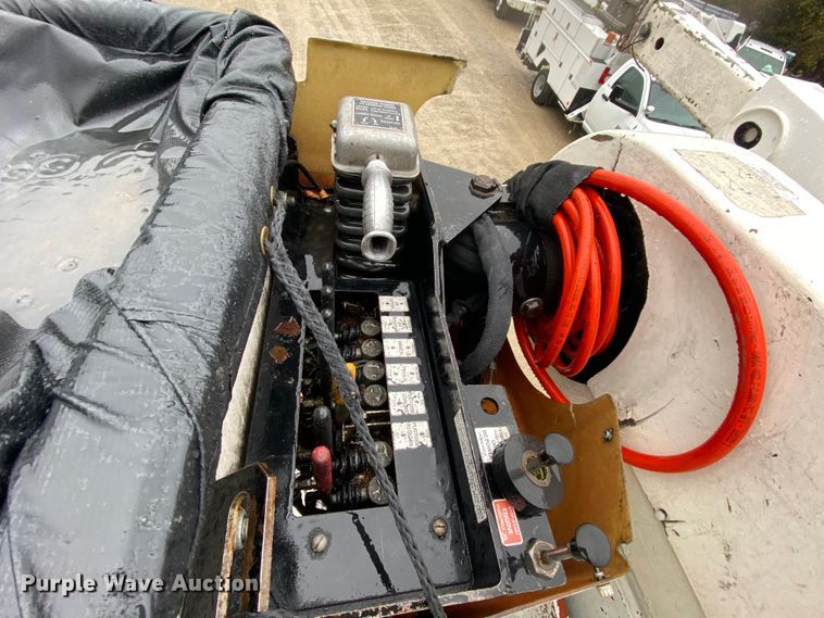 image for item HA9670 2005 International 7500  bucket truck