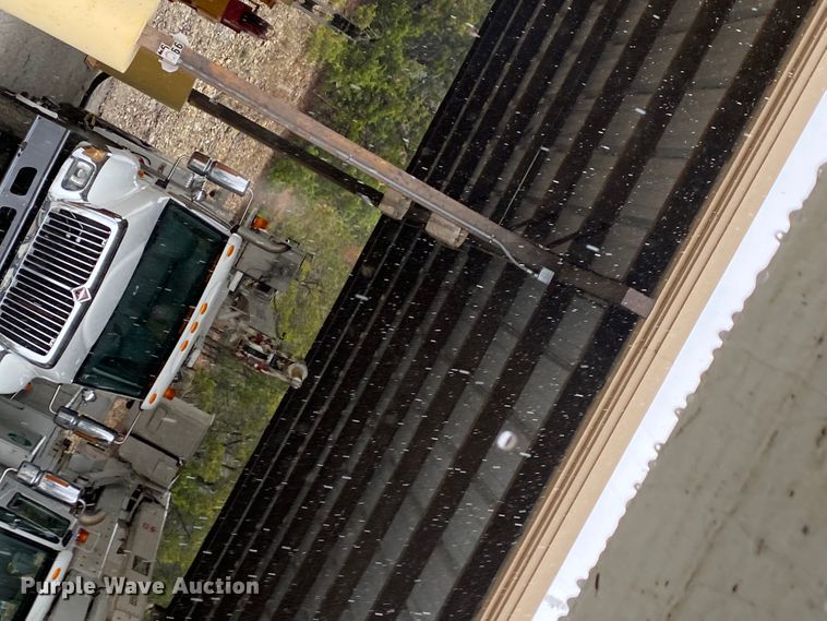 image for item HA9670 2005 International 7500  bucket truck