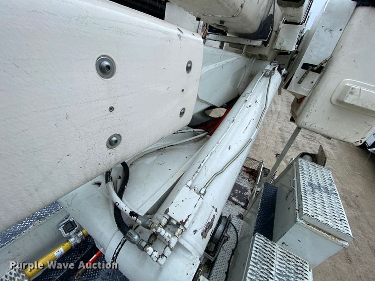 image for item HA9670 2005 International 7500  bucket truck