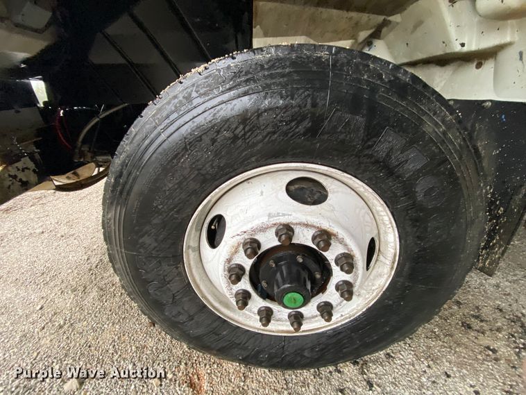 image for item HA9670 2005 International 7500  bucket truck