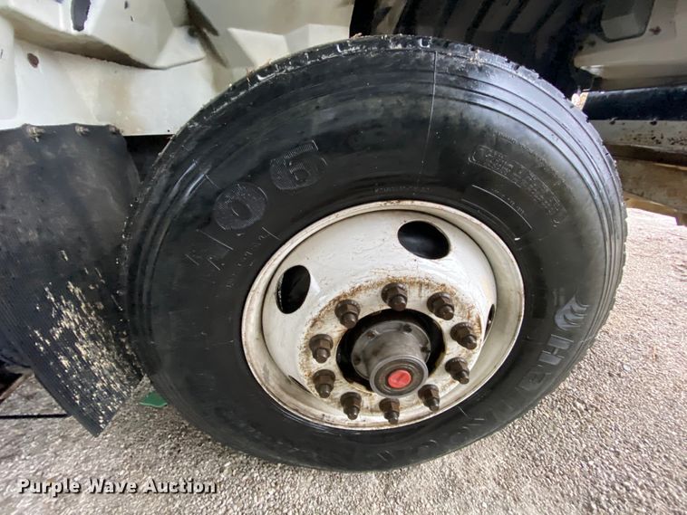 image for item HA9670 2005 International 7500  bucket truck