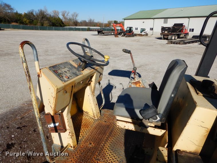 image for item HF9052 1995 Bomag BW142D-2  vibratory single drum roller