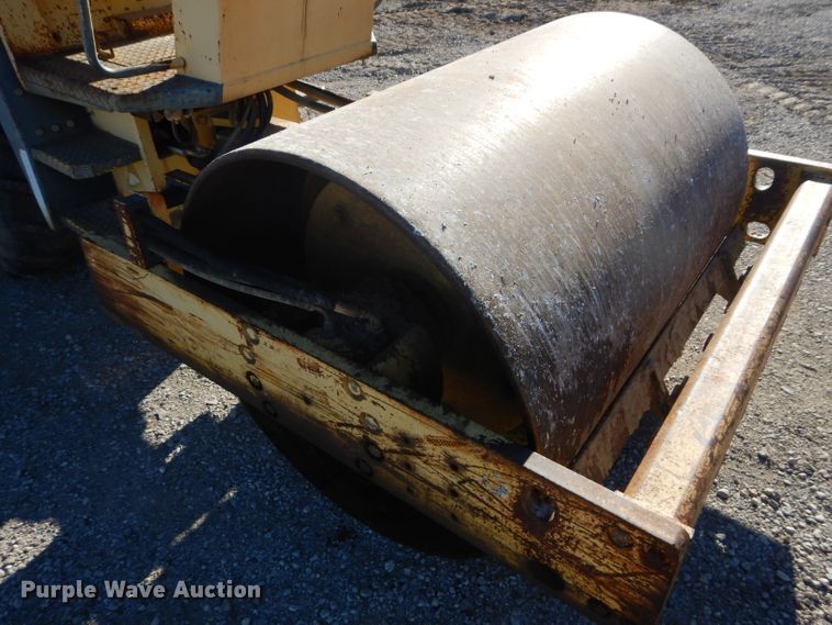 image for item HF9052 1995 Bomag BW142D-2  vibratory single drum roller