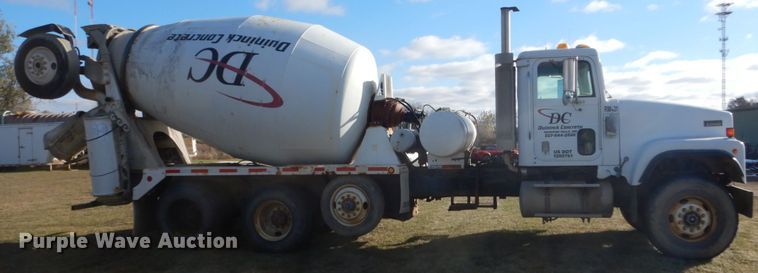 image for item HS9411 1999 International Paystar 5000  ready mix truck