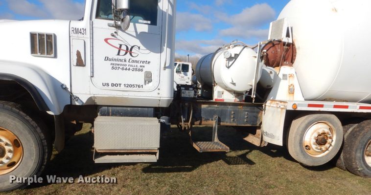 image for item HS9411 1999 International Paystar 5000  ready mix truck