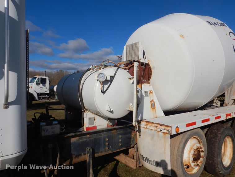 image for item HS9411 1999 International Paystar 5000  ready mix truck