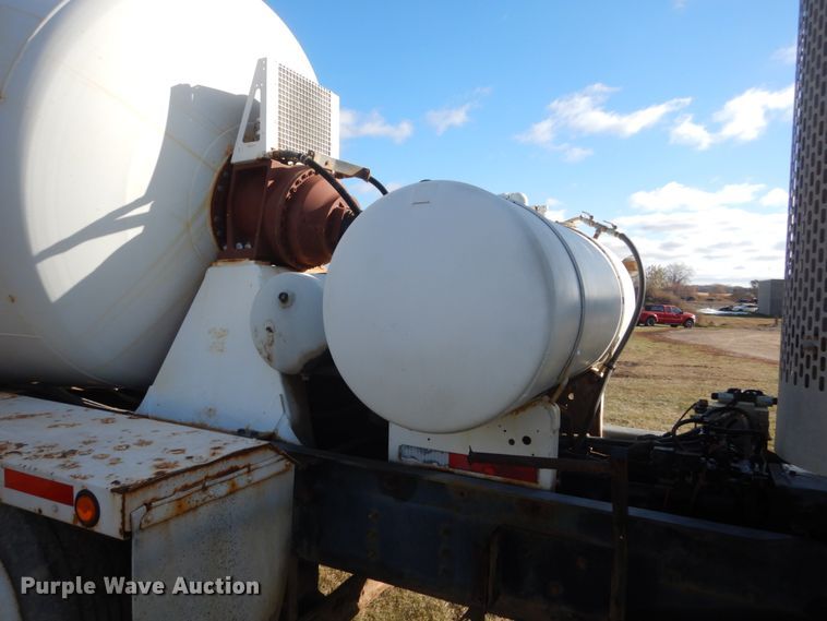 image for item HS9411 1999 International Paystar 5000  ready mix truck