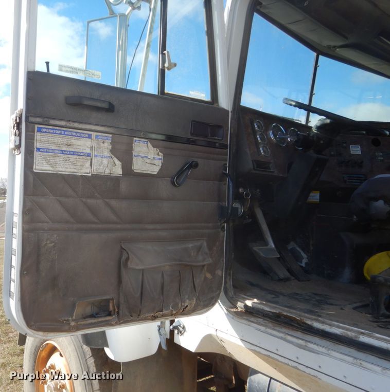 image for item HS9411 1999 International Paystar 5000  ready mix truck