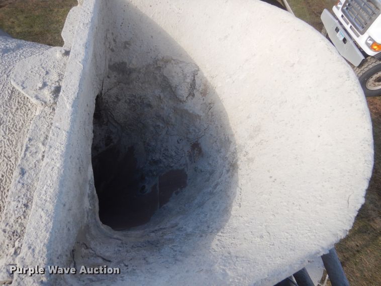 image for item HS9412 1999 International Paystar 5000  ready mix truck