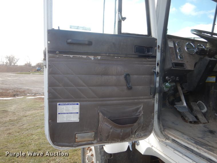 image for item HS9412 1999 International Paystar 5000  ready mix truck