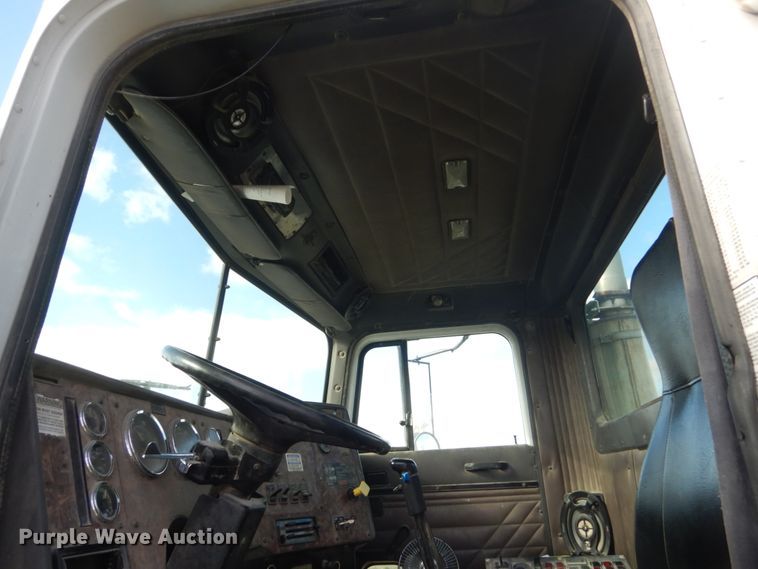 image for item HS9412 1999 International Paystar 5000  ready mix truck