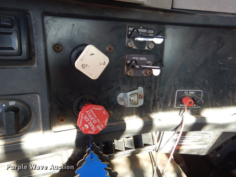 image for item HS9434 1996 International 8100  flatbed truck