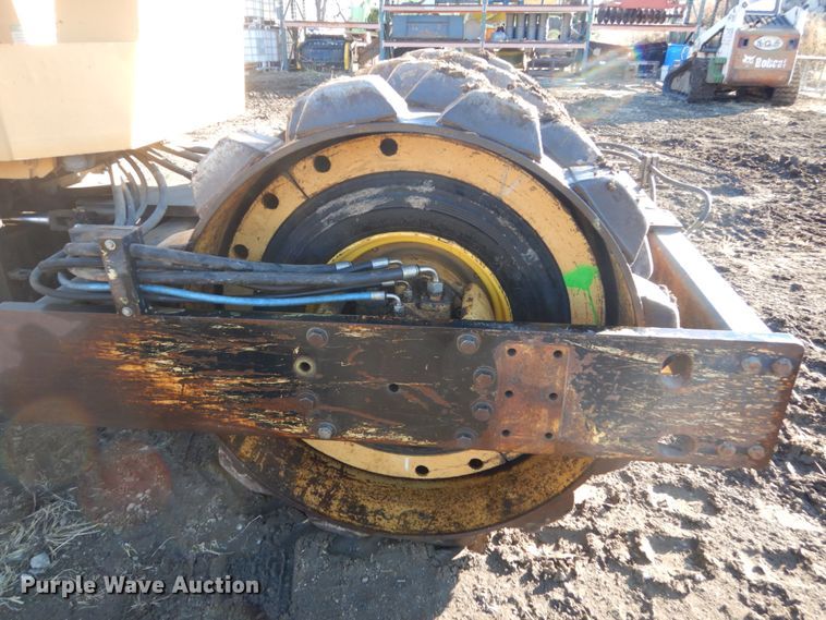 image for item HS9441 Hypac C822A  vibratory single drum roller