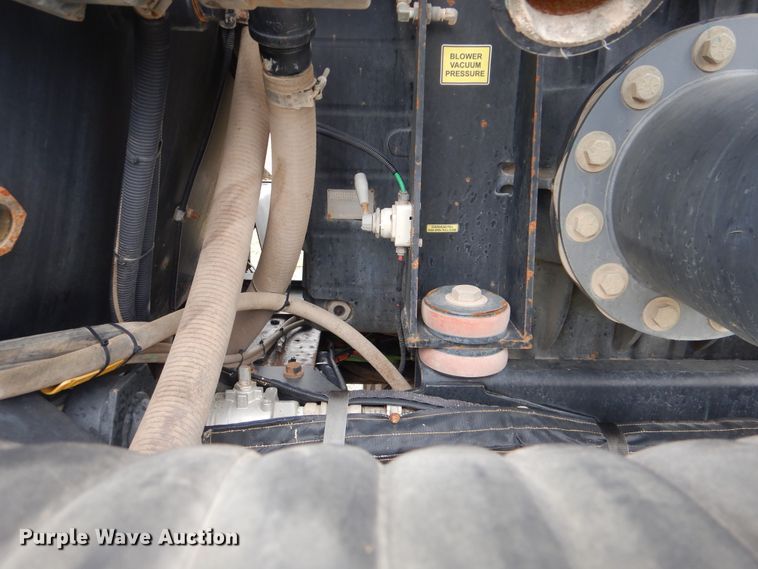 image for item HX9008 2015 Caterpillar CT660  vacuum truck