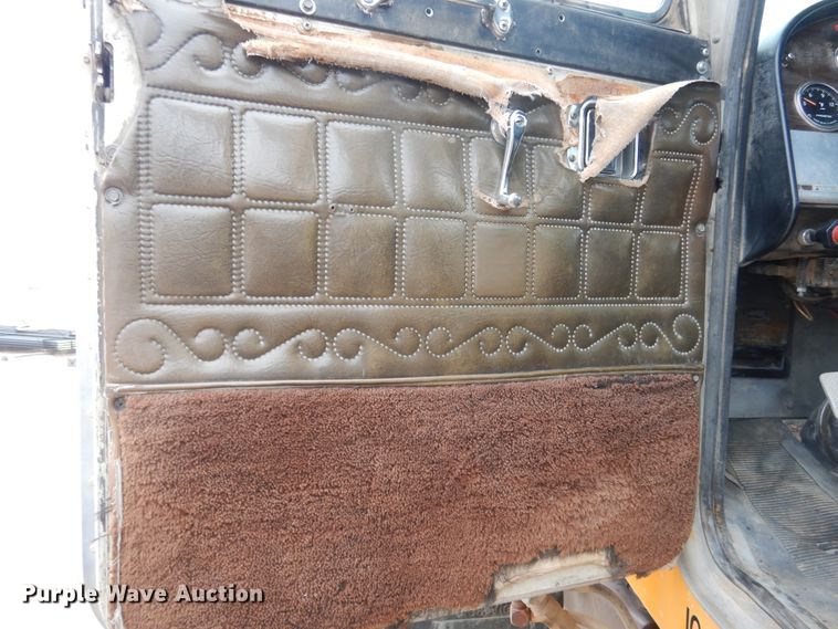 image for item DG8274 1980 Peterbilt 353  winch truck