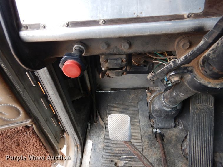 image for item DG8274 1980 Peterbilt 353  winch truck