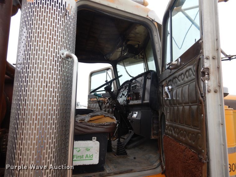 image for item DG8274 1980 Peterbilt 353  winch truck