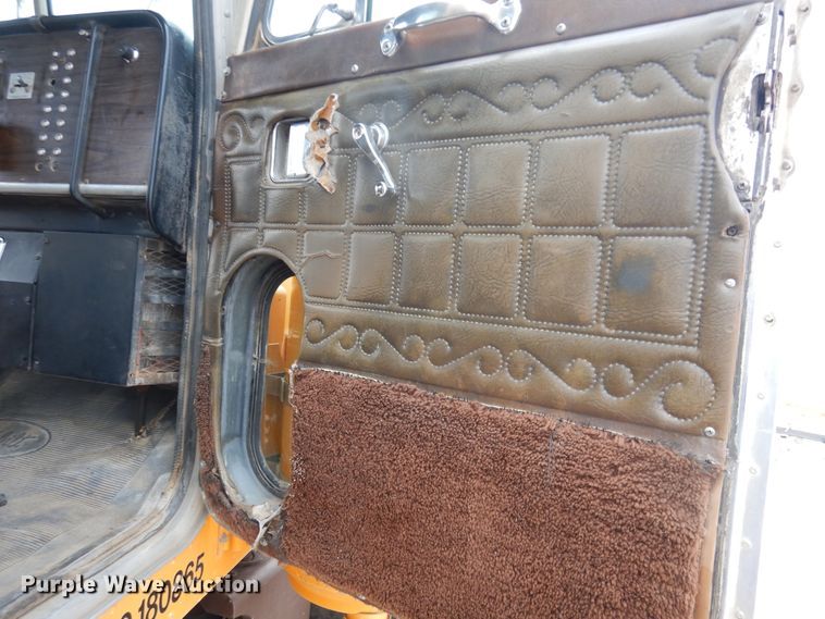 image for item DG8274 1980 Peterbilt 353  winch truck