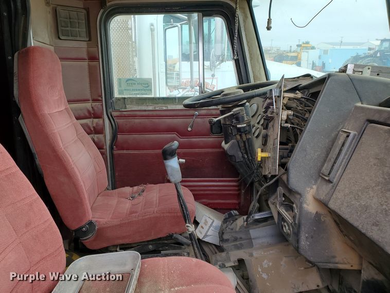 image for item DG8278 1989 Peterbilt 379  semi truck