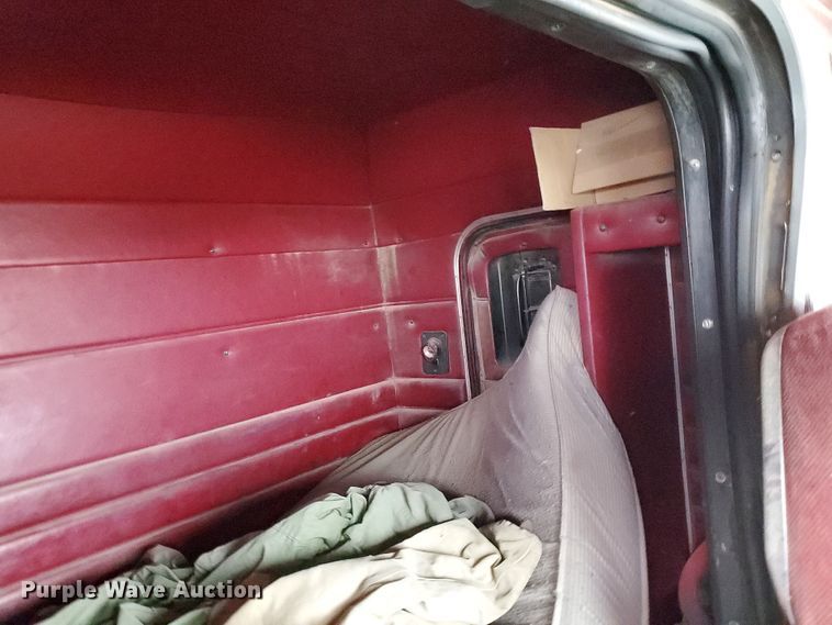 image for item DG8278 1989 Peterbilt 379  semi truck