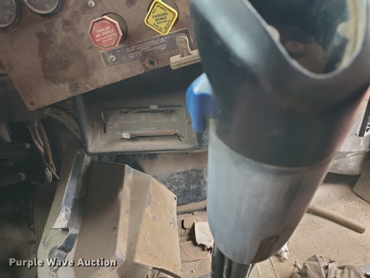 image for item DG8278 1989 Peterbilt 379  semi truck