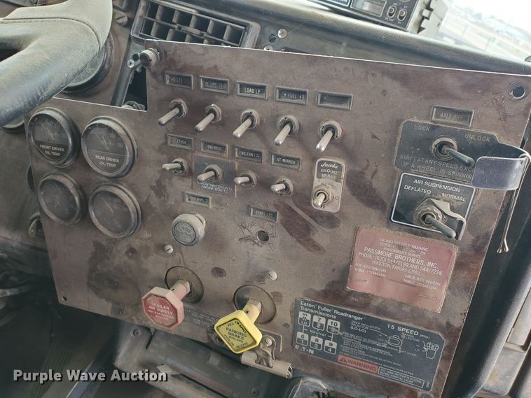 image for item DG8278 1989 Peterbilt 379  semi truck