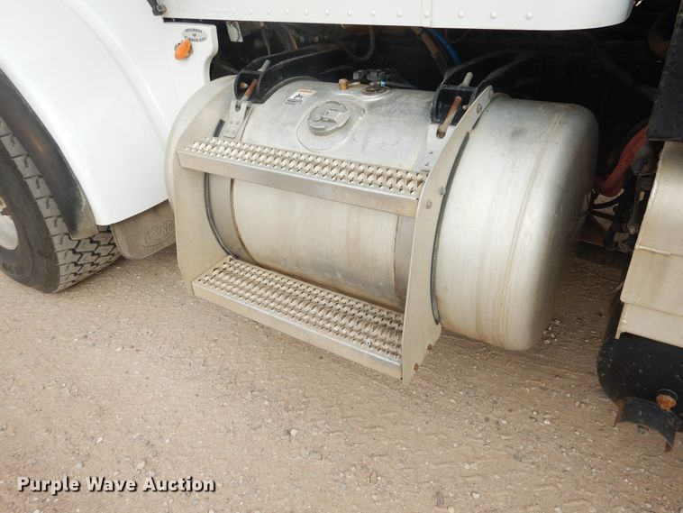 image for item DG8282 2008 Peterbilt 367  winch truck