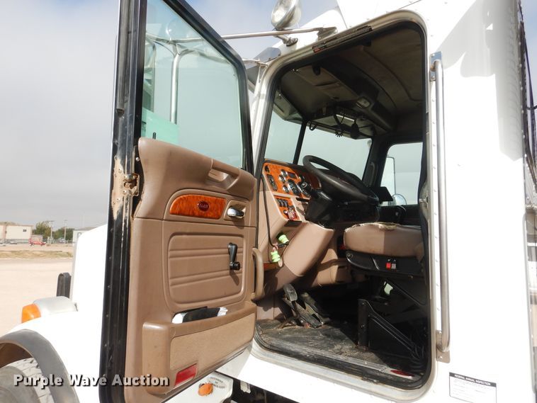 image for item DG8282 2008 Peterbilt 367  winch truck