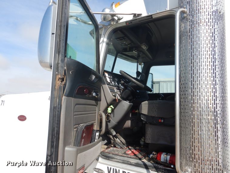 image for item DG8283 2013 Peterbilt 388  winch truck