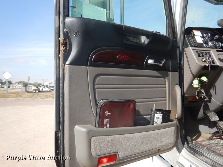 image for item DG8283 2013 Peterbilt 388  winch truck