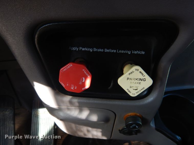 image for item DG8283 2013 Peterbilt 388  winch truck